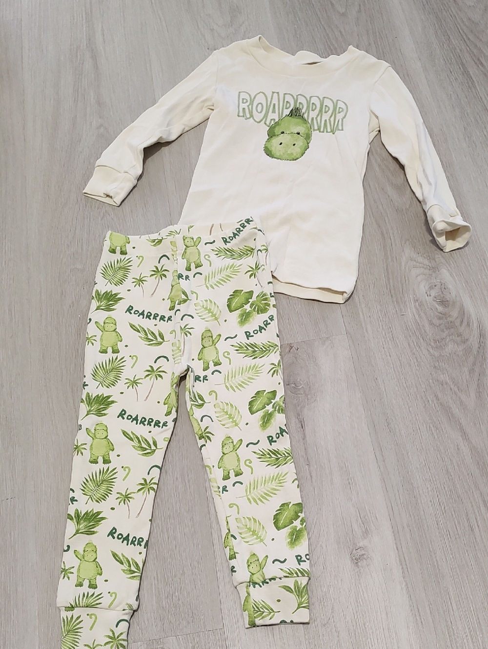 Kids White and Green 'Roarrrr' Dinosaur Pajama Set